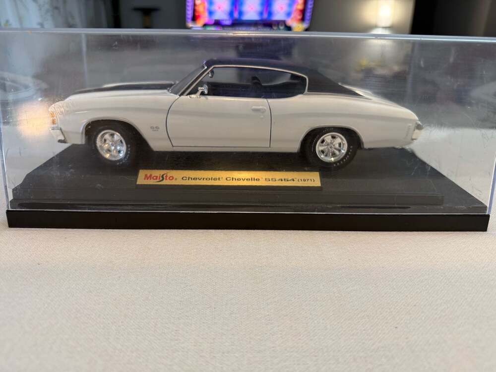 Maisto Special Edition 1:18 Scale 1971 Chevrolet Chevelle SS454 Diecast Model
